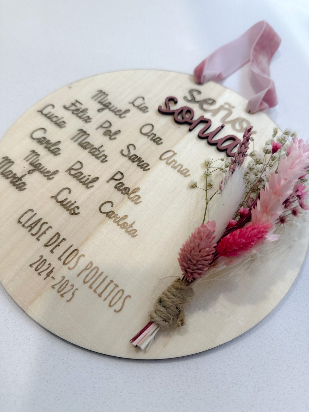 Alternative view of Placa de madera con flores preservadas para profes