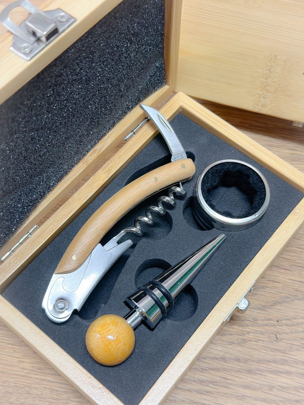 Alternative view of set de vino premium madera