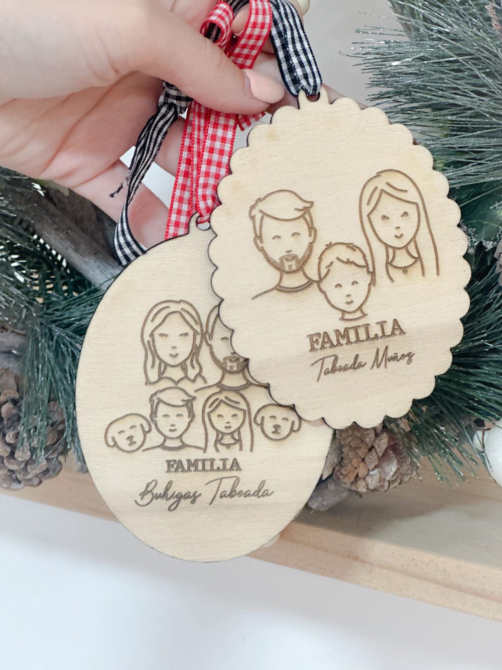Alternative view of Bola navidad madera ''Familia''