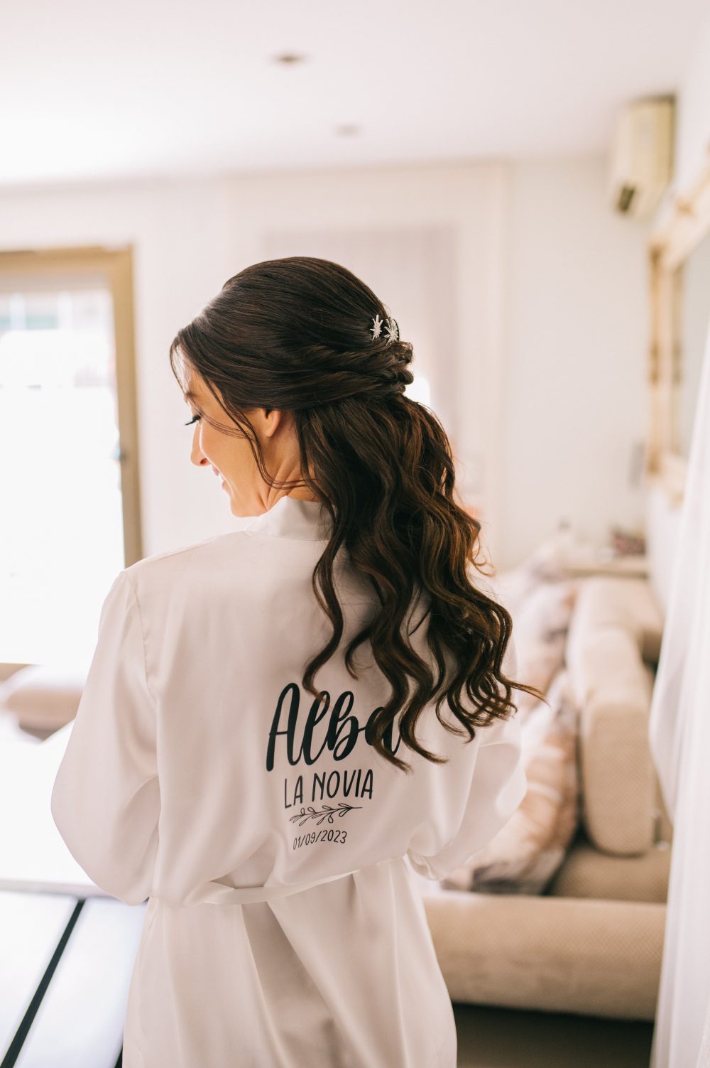 detalle de bata personalizada para novia