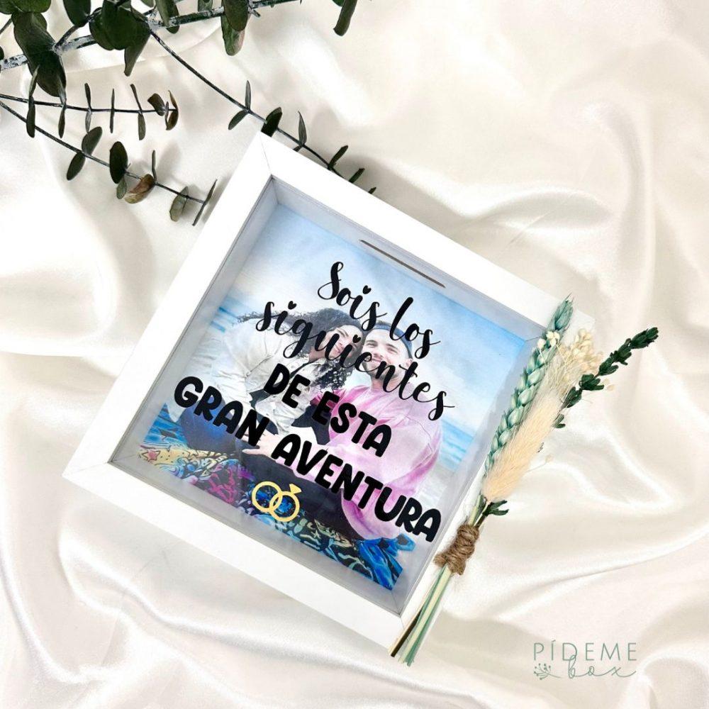 Hucha de madera con flores preservadas