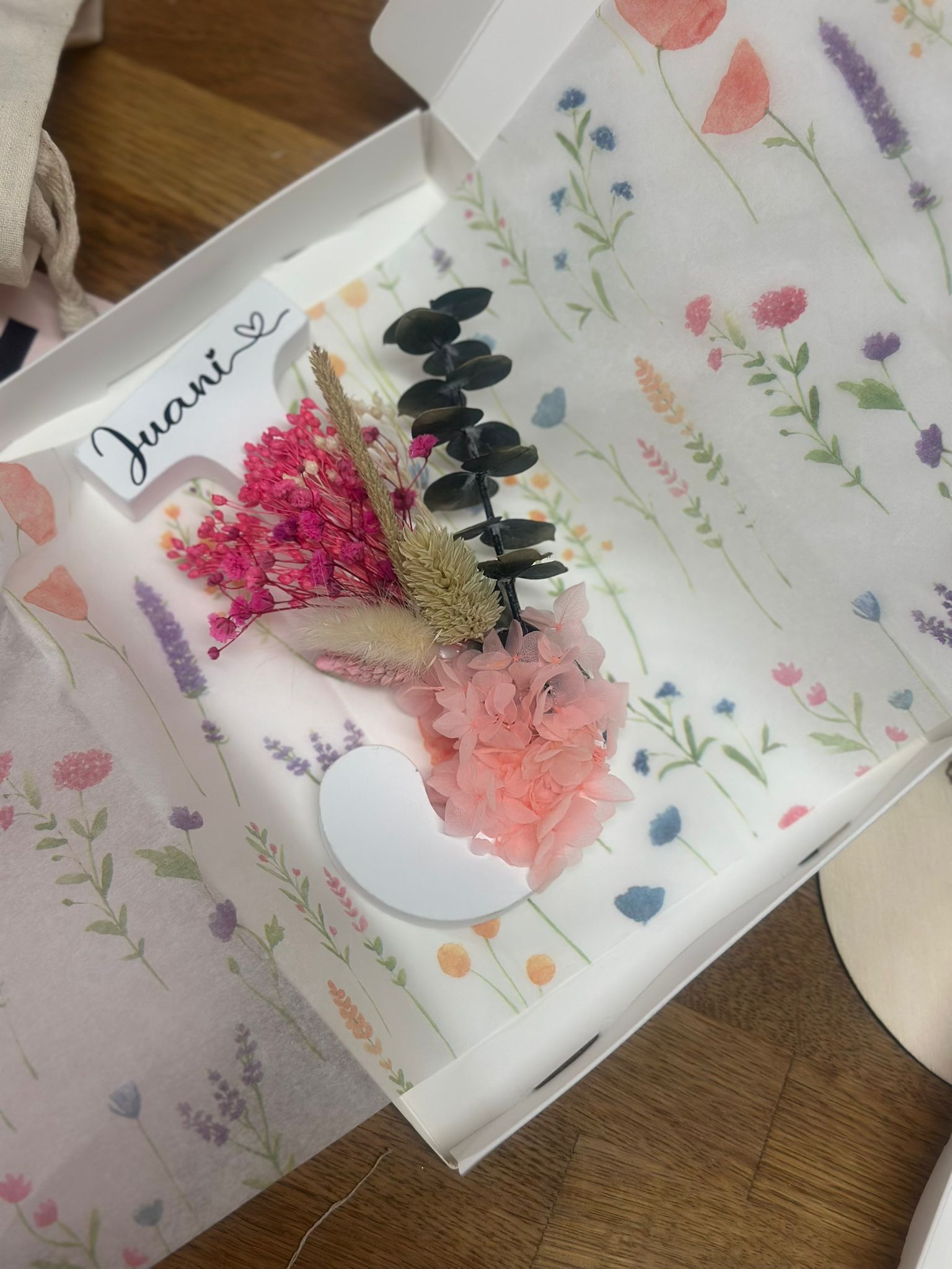 Inicial con flores preservadas "tonos rosas'' - Imagen 5