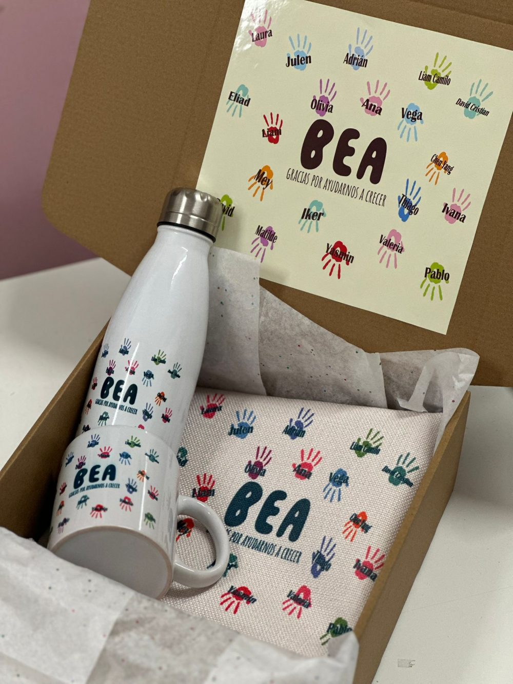 Alternative view of Kit L ''Profe manos alumnos''