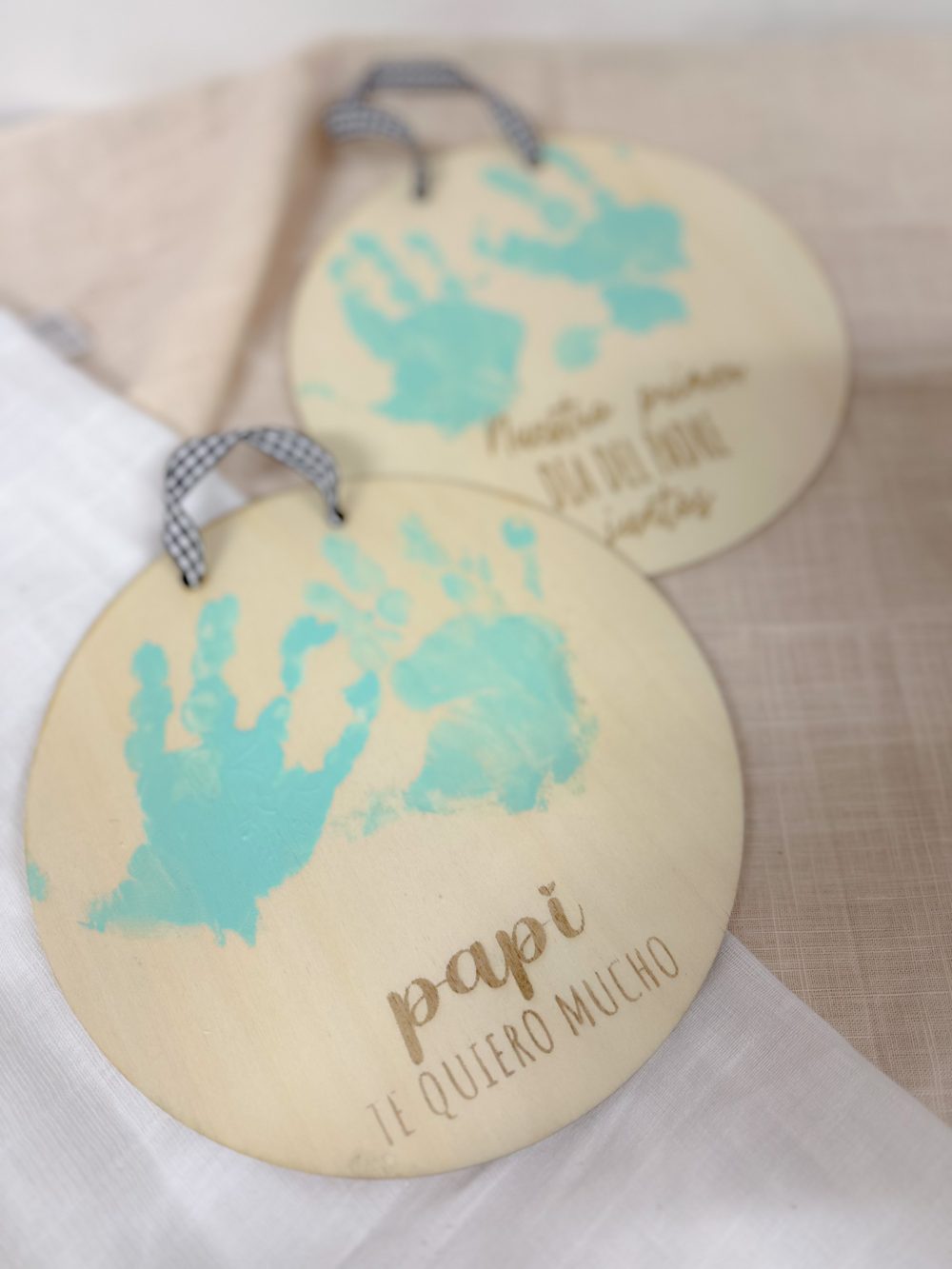 Placa madera ''Manos pintadas''