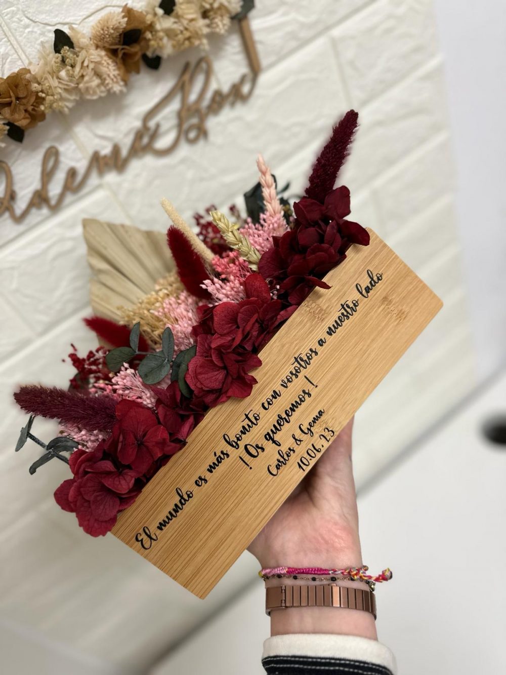 Centro de flores preservadas personalizado de madera