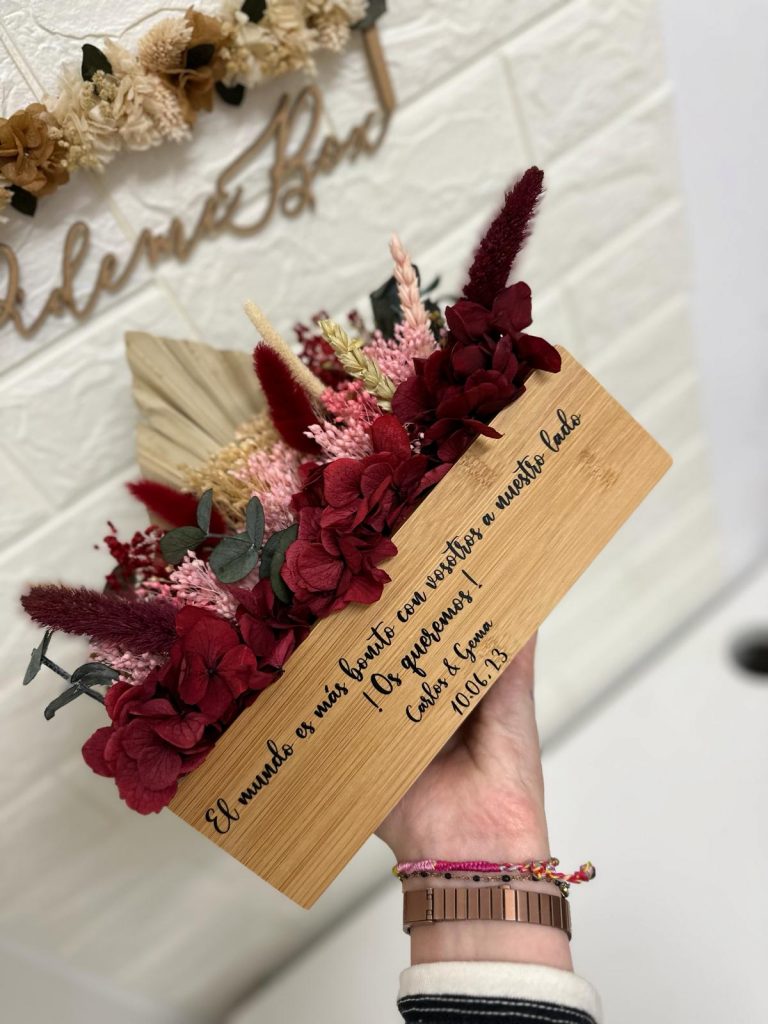Centro de flores preservadas personalizado de madera