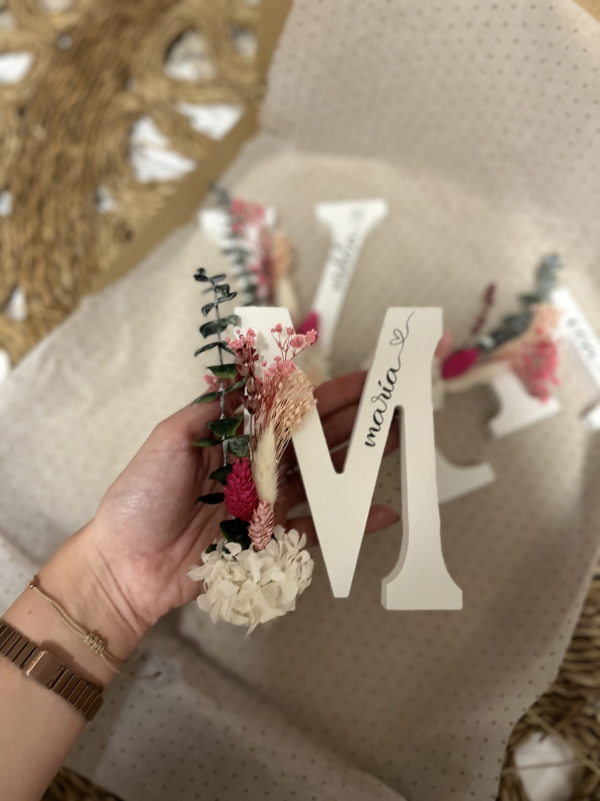 Inicial con flores preservadas "tonos rosas'' - Imagen 3