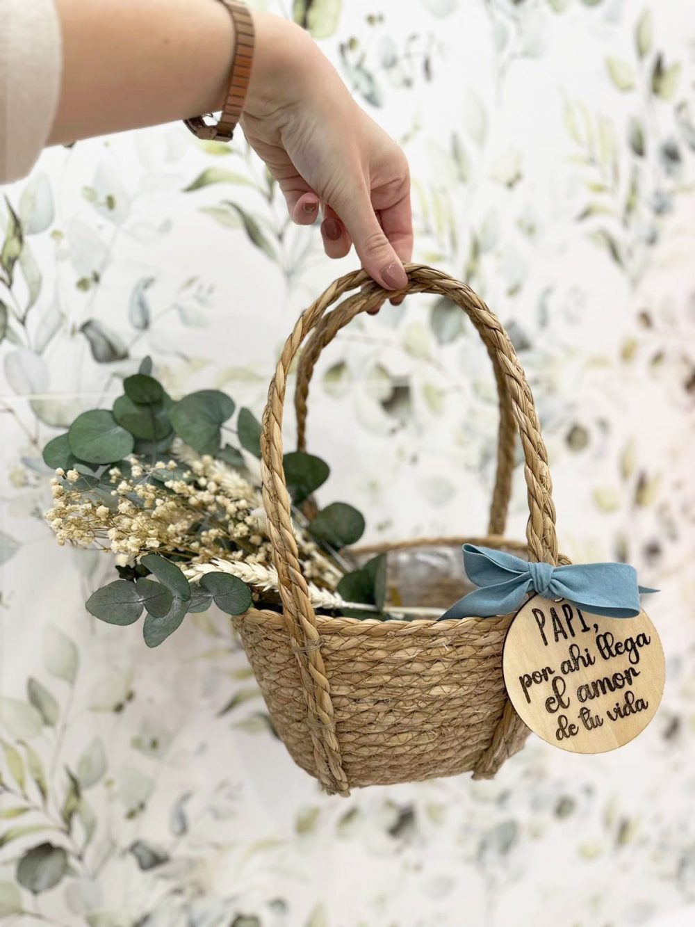 Cesta para damas de honor con flores preservadas