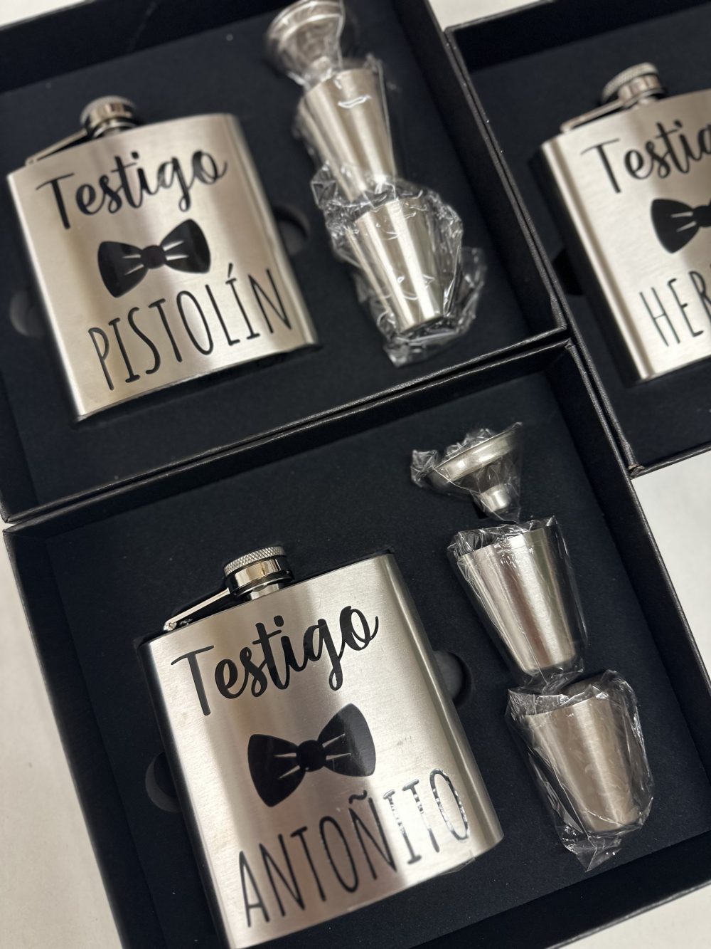 Alternative view of Petaca de acero inoxidable personalizada para testigo