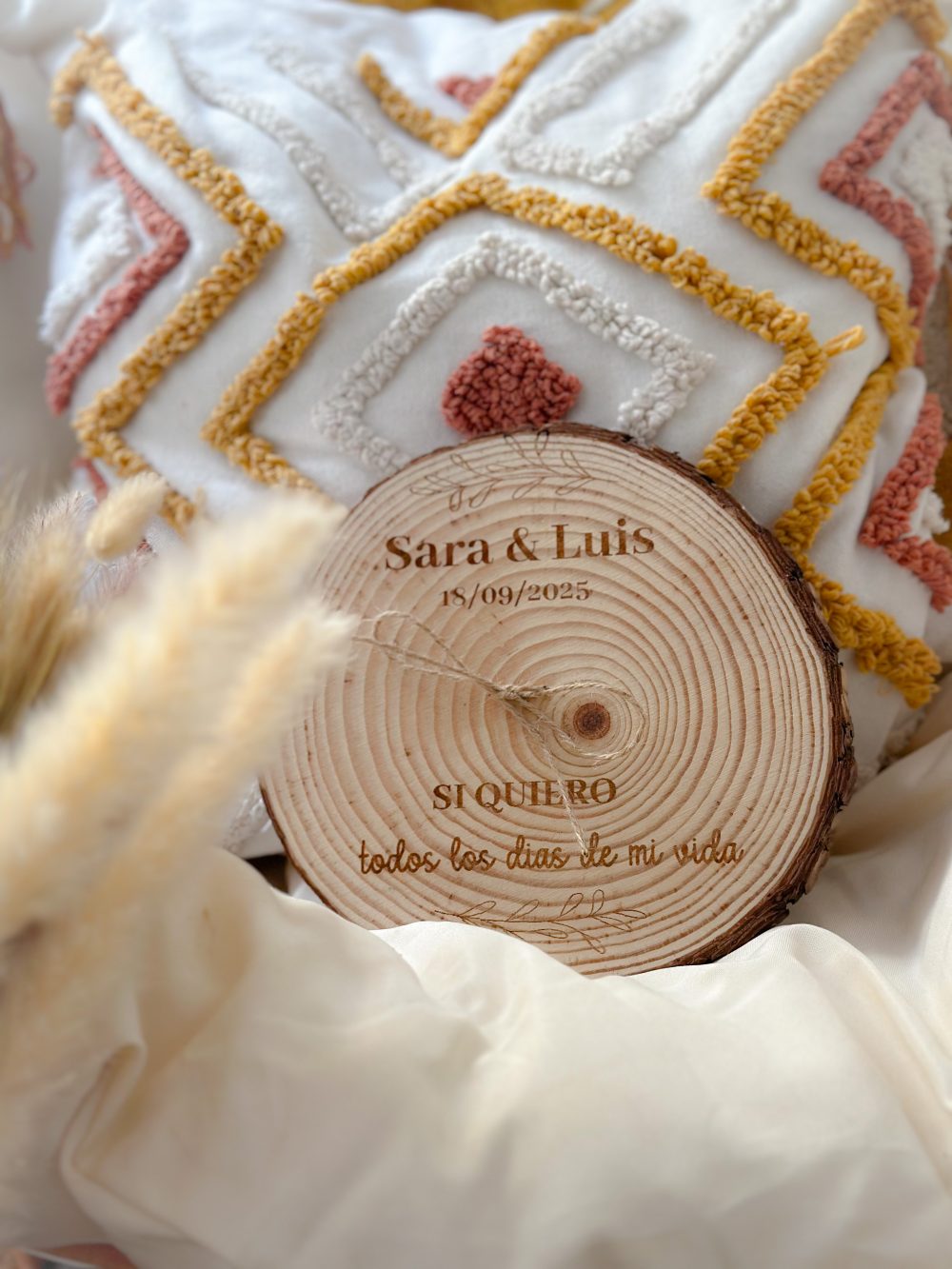 Alternative view of Porta alianzas rodaja de madera personalizado