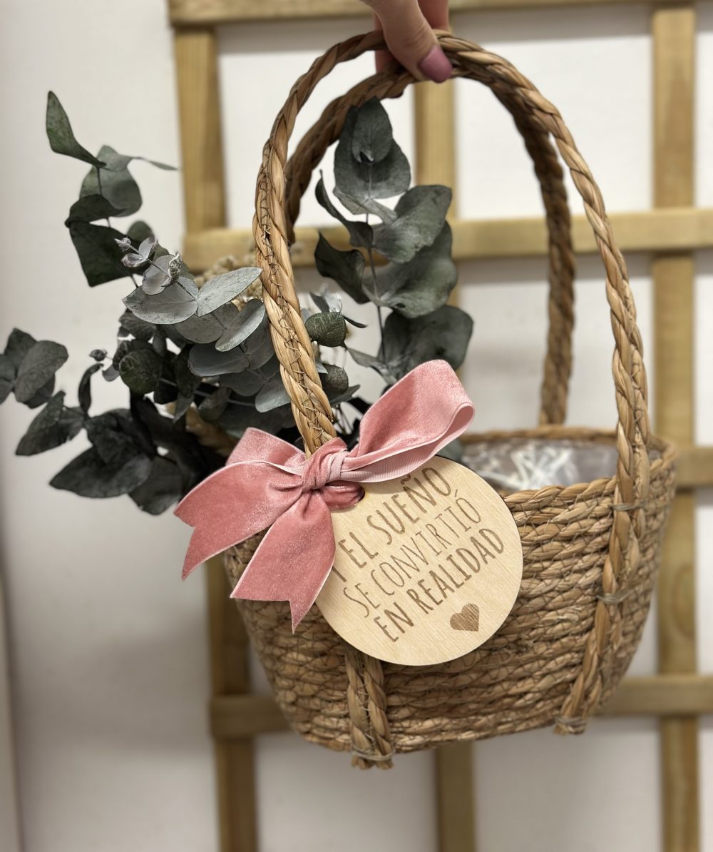 Cesta para damas de honor con flores preservadasCesta para damas de honor con flores preservadas