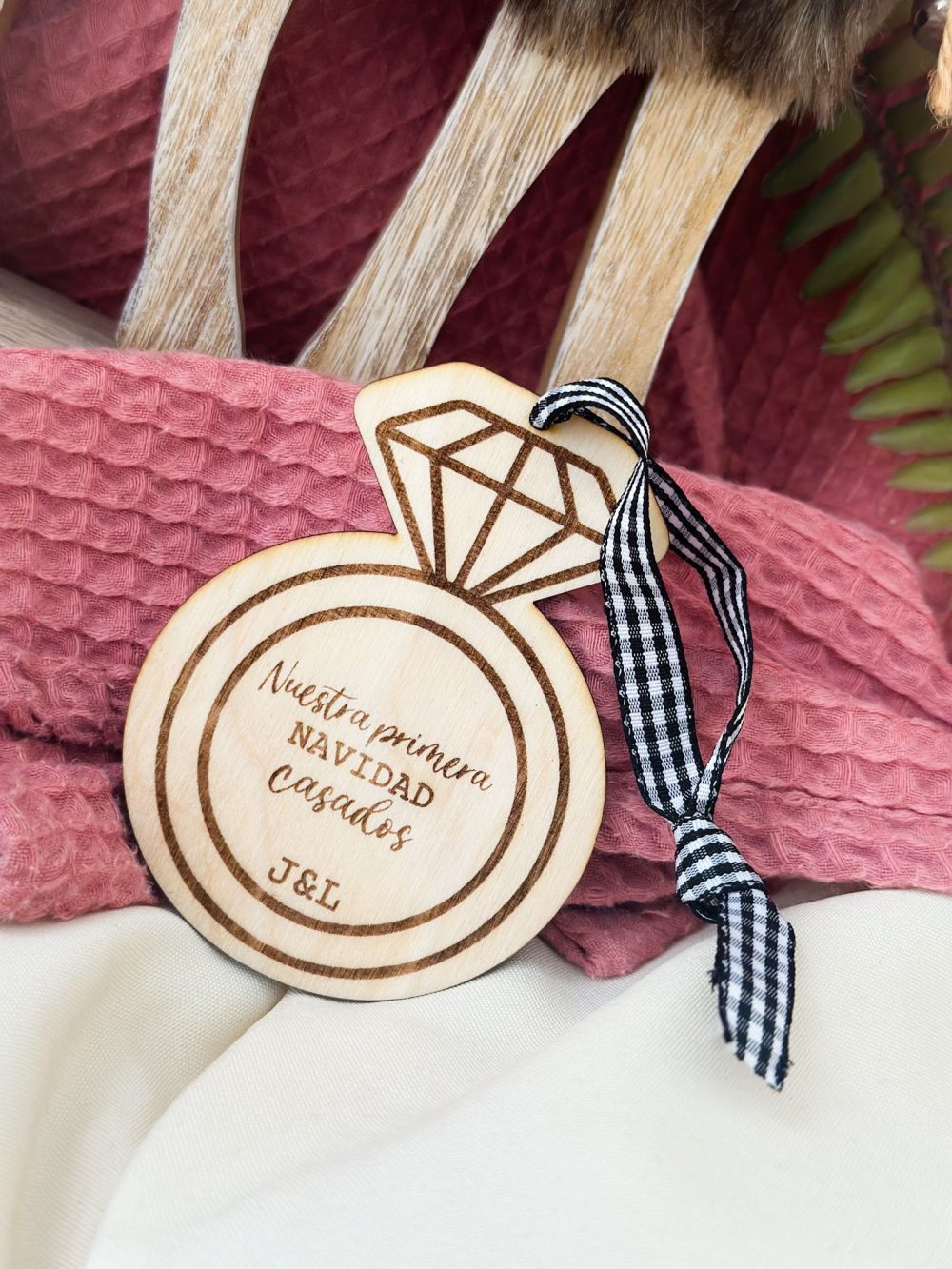 Bola navideña madera "Nuestra primera navidad casados"