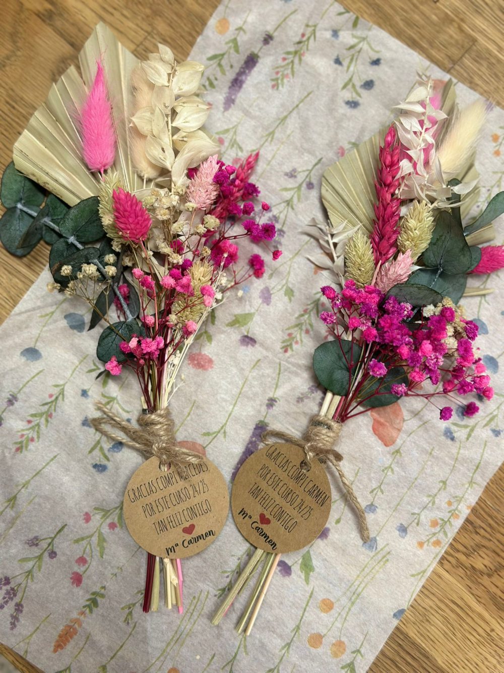 Ramito con flores preservadas silvestre en tonos rosas…