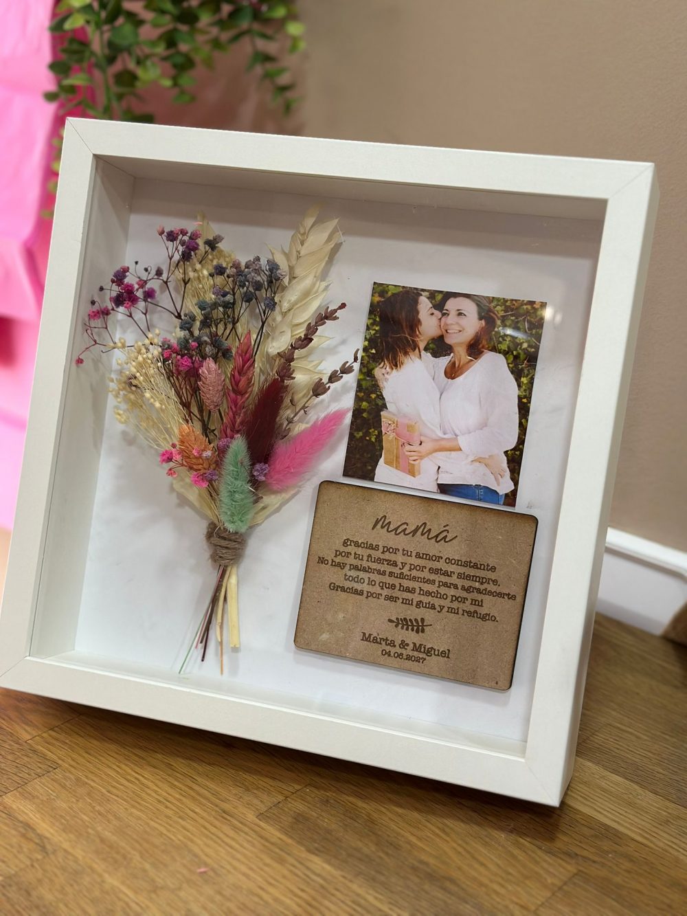 marco de madera personalizado boda con ramo preservado