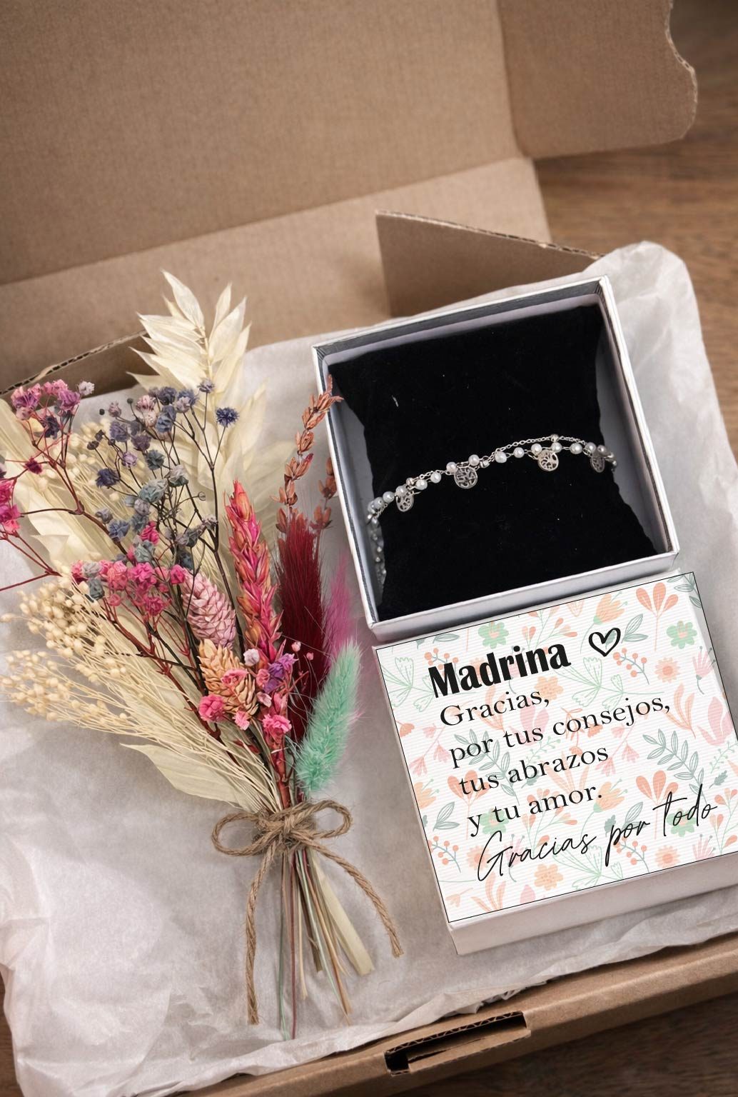 Sorprende con una caja madrina personalizada con flores preservadas y detalles únicos. El regalo perfecto para tu madrina en un día especial.