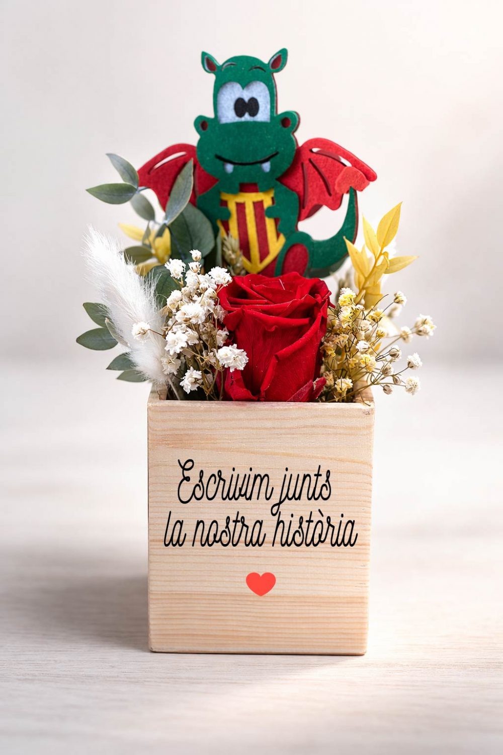 Regal original Sant Jordi amb rosa en caixa de fusta