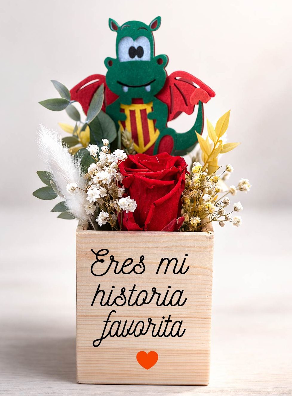 Rosa Sant Jordi preservada, un detalle único y duradero para celebrar el 23 de abril de una forma especial. Esta rosa Sant Jordi preservada en centro de madera combina elegancia y personalización. Sorprende con una rosa Sant Jordi preservada original que se convertirá en un recuerdo inolvidable.